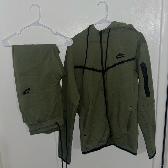 Nike Tech Set - Picture 1 of 1
